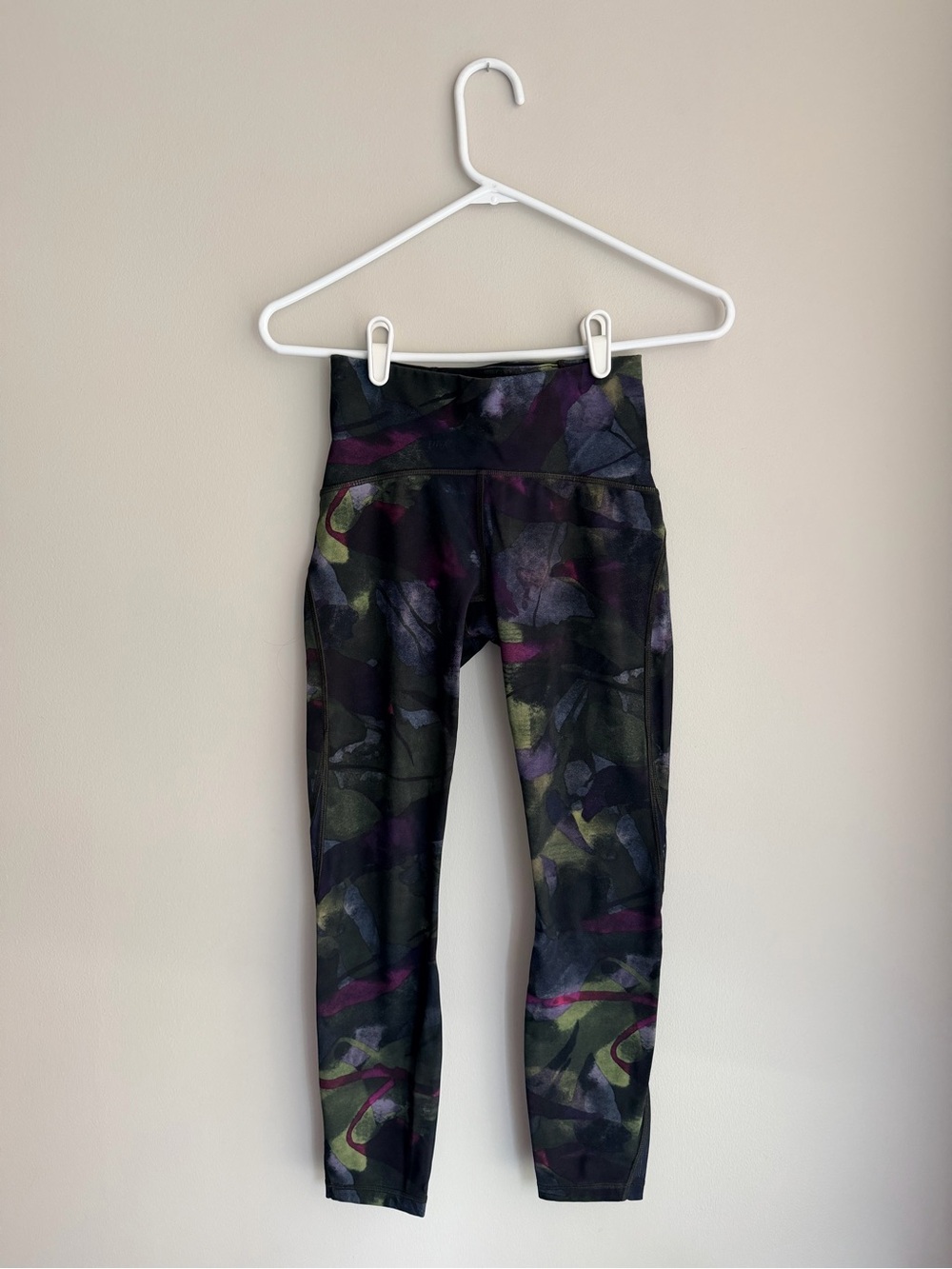 Lululemon High-Rise Camo Print 7/8 Leggings - Black/Olive/Purple